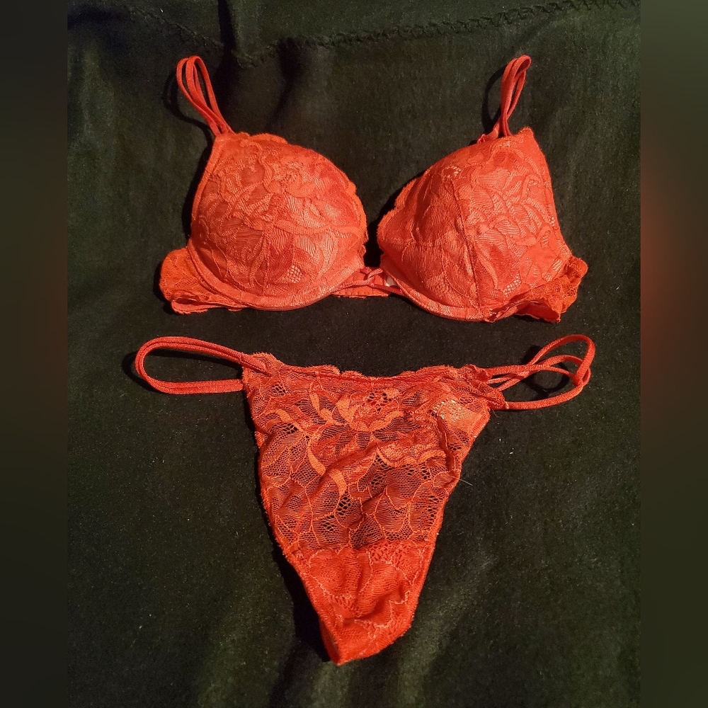 Victoria's Secret Bra and Thong Panty Set -  Red - Vintage sz M/34B
